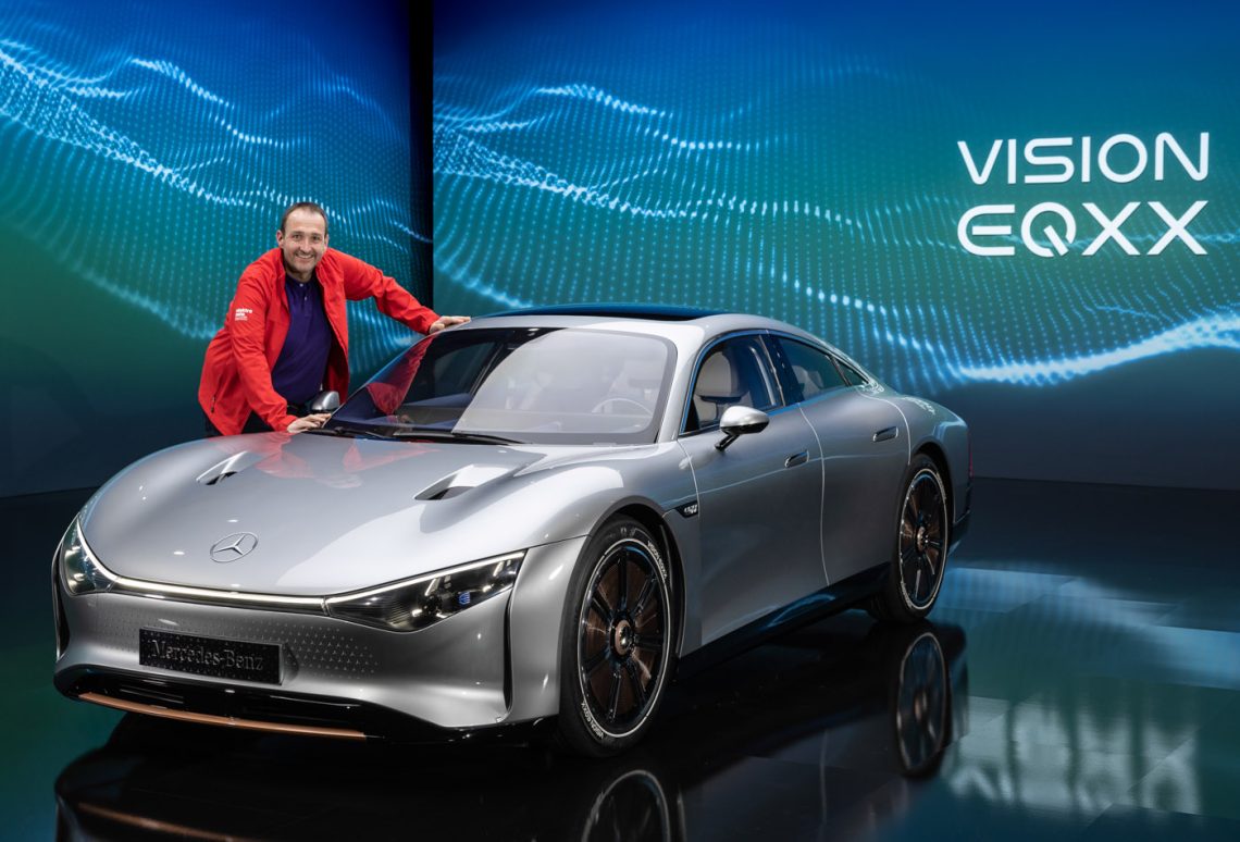 Mercedes-Benz Vision EQXX und EAM-Redakteur Thomas Geiger