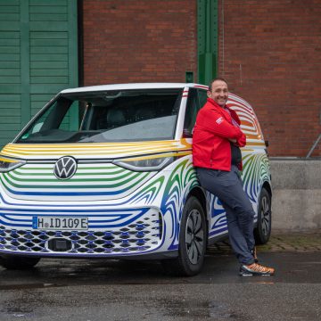 VW ID. Buzz Prototyp und EAM-Redakteur Thomas Geiger