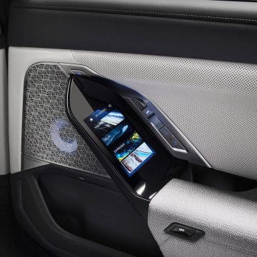 Der BMW i7 xDrive60 hat Touch-Displays in den Türen hinten