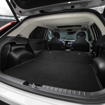 Kofferraum des Kia Niro EV mit umgeklappten Sitzlehnen.