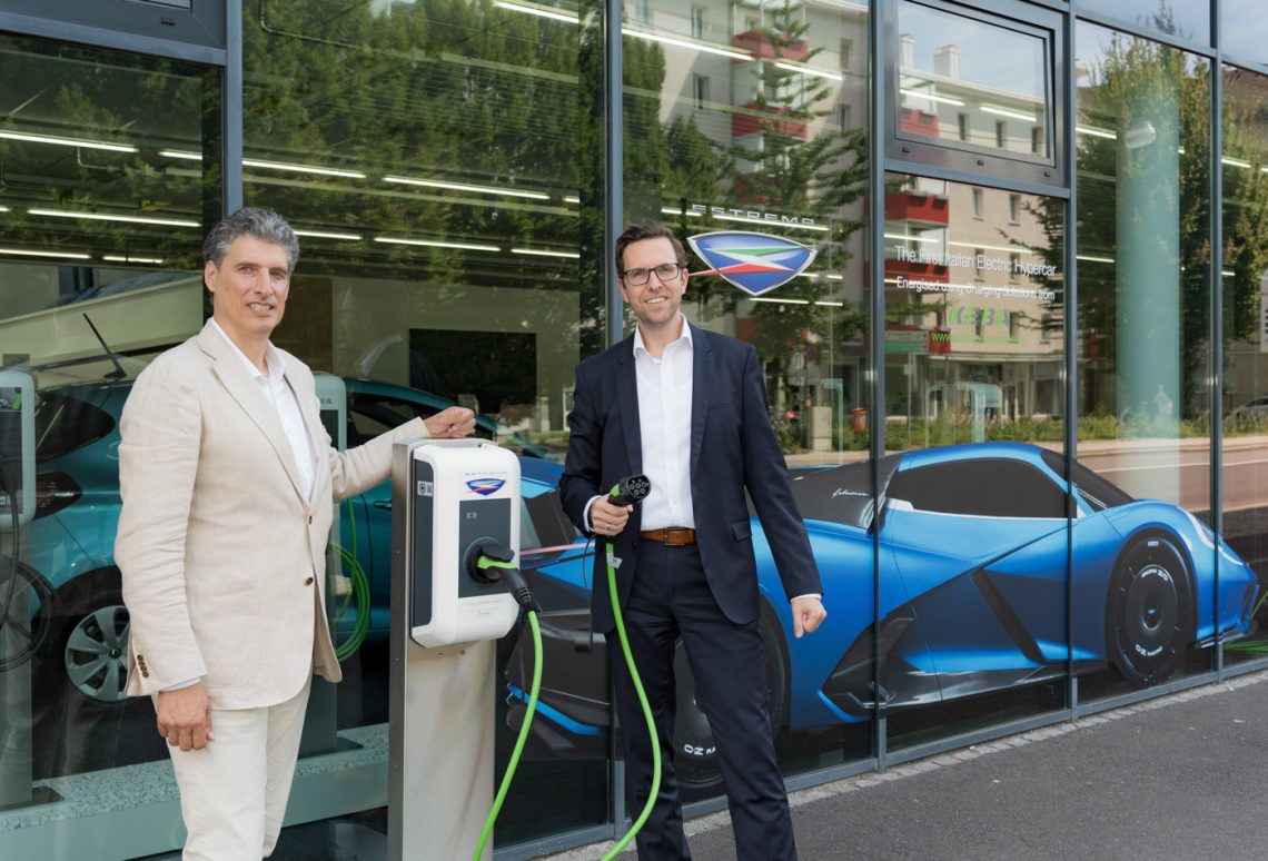 Gianfranco Pizzuto (Automobili Estrema) und Christoph Knogler (Keba) vor dem Keba emobility Store in Linz, Österreich