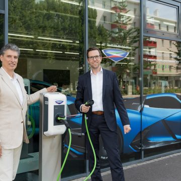 Gianfranco Pizzuto (Automobili Estrema) und Christoph Knogler (Keba) vor dem Keba emobility Store in Linz, Österreich