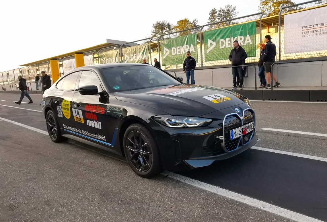 BMW i4 mit Beklebung von Elektroautomobil in der Boxengasse des Hockenheimrings.