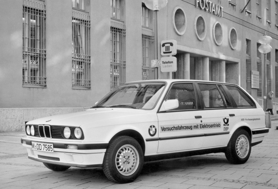 Historisches Foto des BMW 325iX Elektro Touring der Deutschen Post.