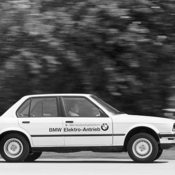 Historisches Foto des BMW 325iX Elektro.
