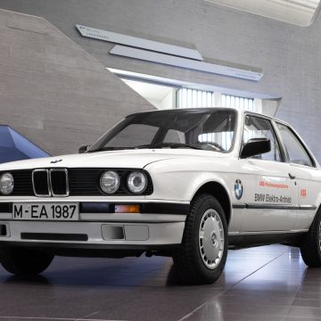 BMW 325iX Elektro von schräg vorne.