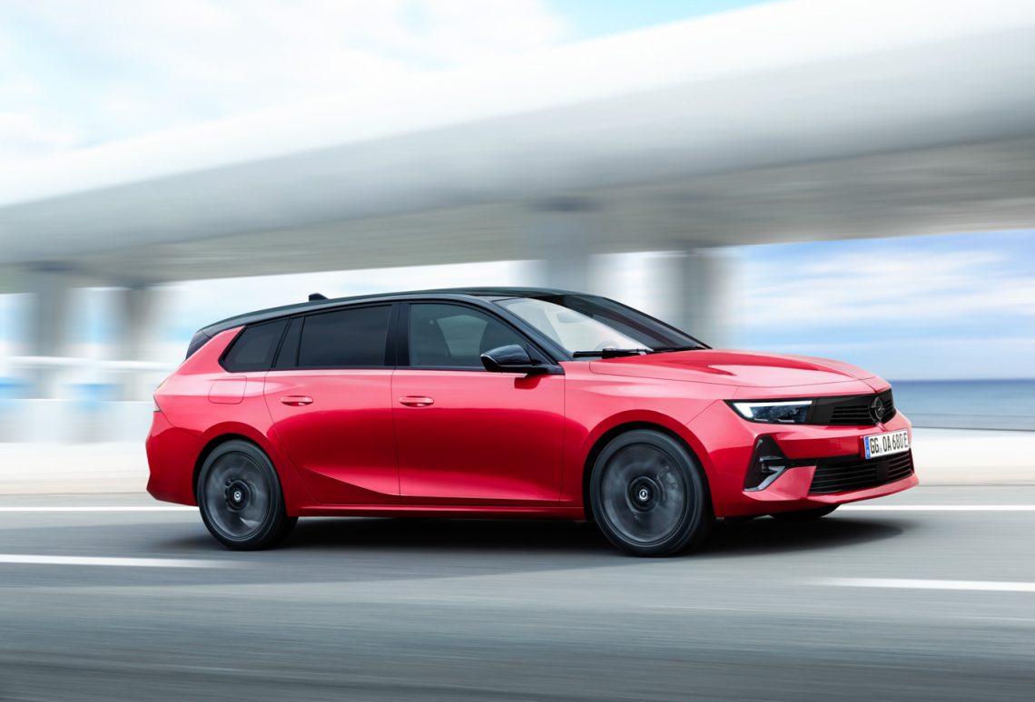 Opel Astra Sports Tourer Electric von schräg vorne in der Fahrt.