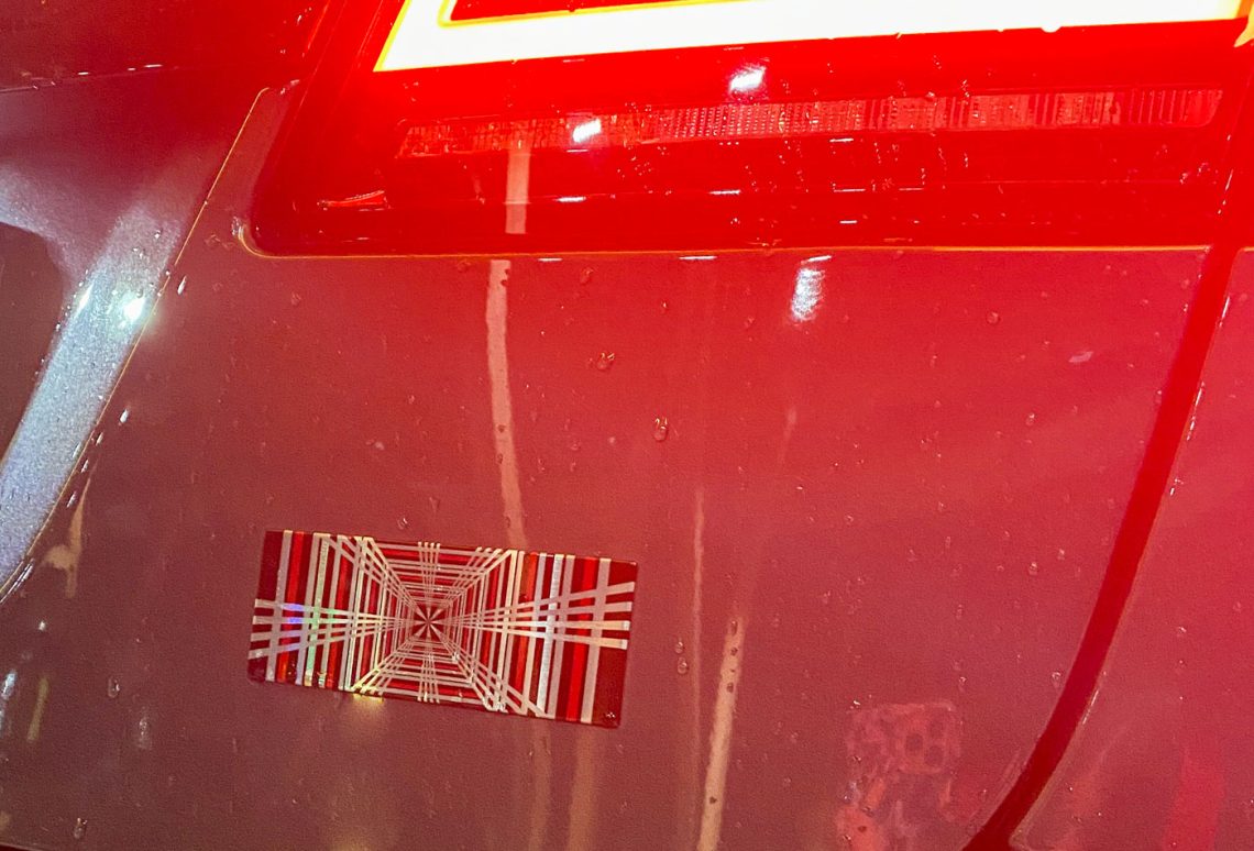 Das Plaid-Symbol am Heck des Tesla Model S Plaid.
