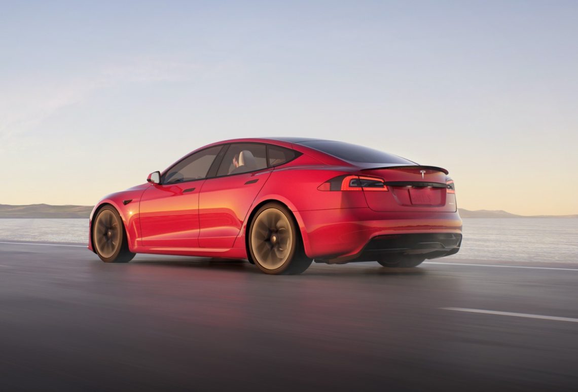 Tesla Model S Plaid von schräg hinten während der Fahrt.