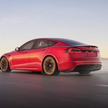 Tesla Model S Plaid von schräg hinten während der Fahrt.