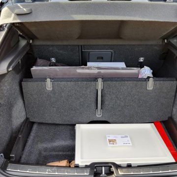 Kofferraum des Volvo C40 Recharge mit aufgeklapptem Laderaumboden