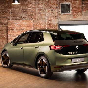 VW ID.3 Facelift in der neuen Lackierung Dark Olivine Green von schräg hinten.