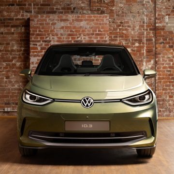 VW ID.3 Facelift in der neuen Lackierung Dark Olivine Green in der Frontansicht.