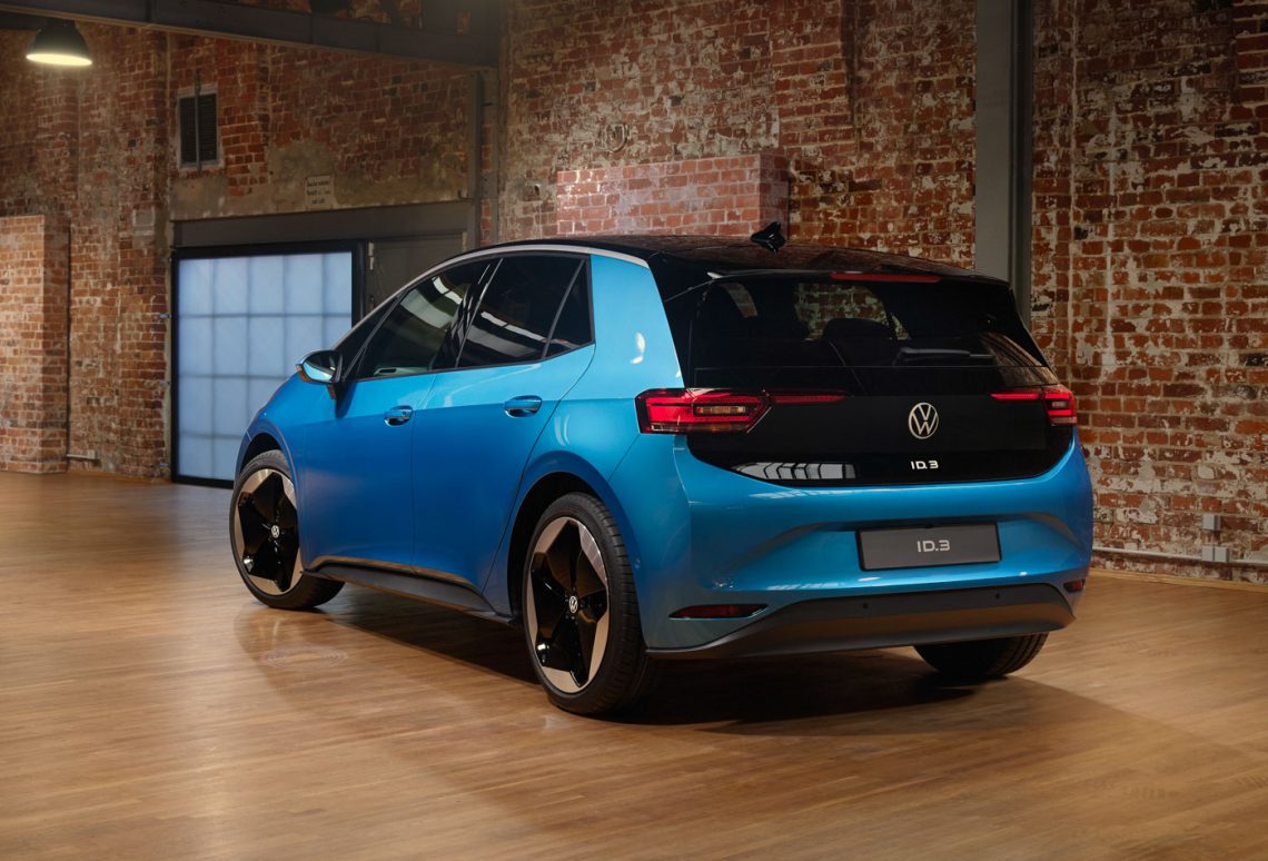 VW ID.3 Facelift in der neuen Lackierung Costa Azul von schräg hinten.