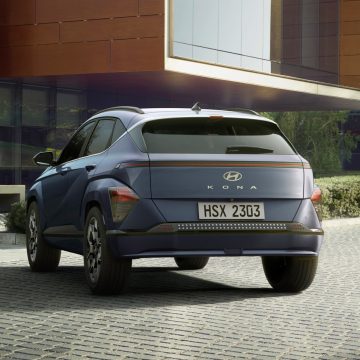 Neuer Hyundai Kona Elektro in der Heckansicht.