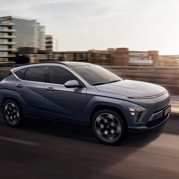Neuer Hyundai Kona Elektro von schräg vorne.