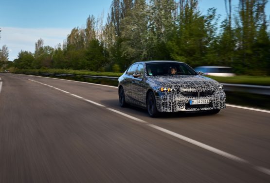 Ein Prototyp des BMW i5 beim automatischen Spurwechsel.