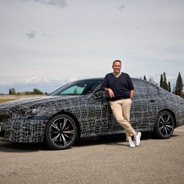 Ein Prototyp des BMW i5 und EAM-Redakteur Thomas Geiger