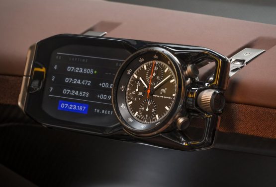 Uhr im Porsche Mission X