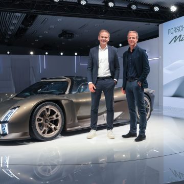 Oliver Blume, Vorstandsvorsitzender der Porsche AG, Michael Mauer, Leiter Style Porsche, Porsche Mission X