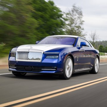 Rolls-Royce Spectre von schräg vorne bei der Fahrt