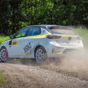 Opel Corsa Rally Electric von schräg hinten im Drift