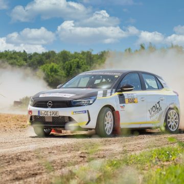 Opel Corsa Rally Electric von schräg vorne im Drift