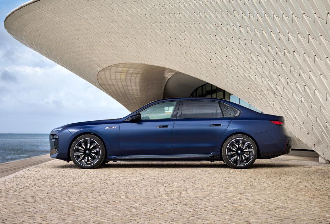 BMW i7 M70 xDrive in Frozen Tanzanite Blue in der Seitenansicht.