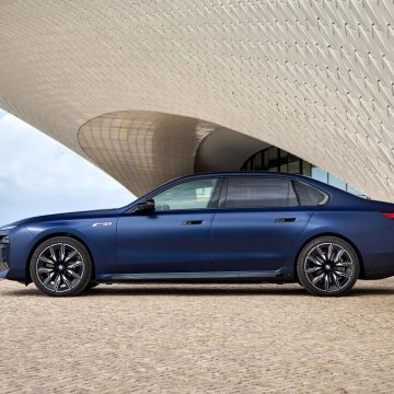 BMW i7 M70 xDrive in Frozen Tanzanite Blue in der Seitenansicht.