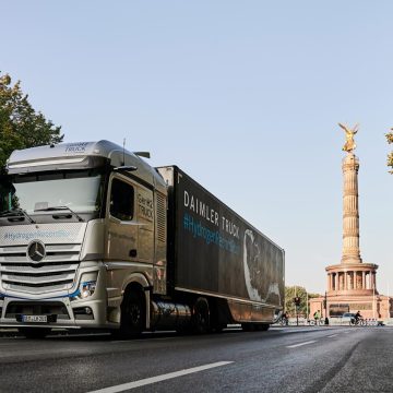 Mercedes-Benz GenH2 Truck von schräg vorne, im Hintergrund die Siegessäule in Berlin