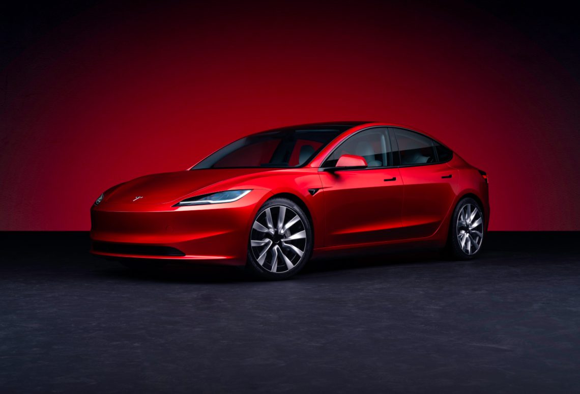 Tesla Model 3 Highland in Ultra Red von schräg vorne.