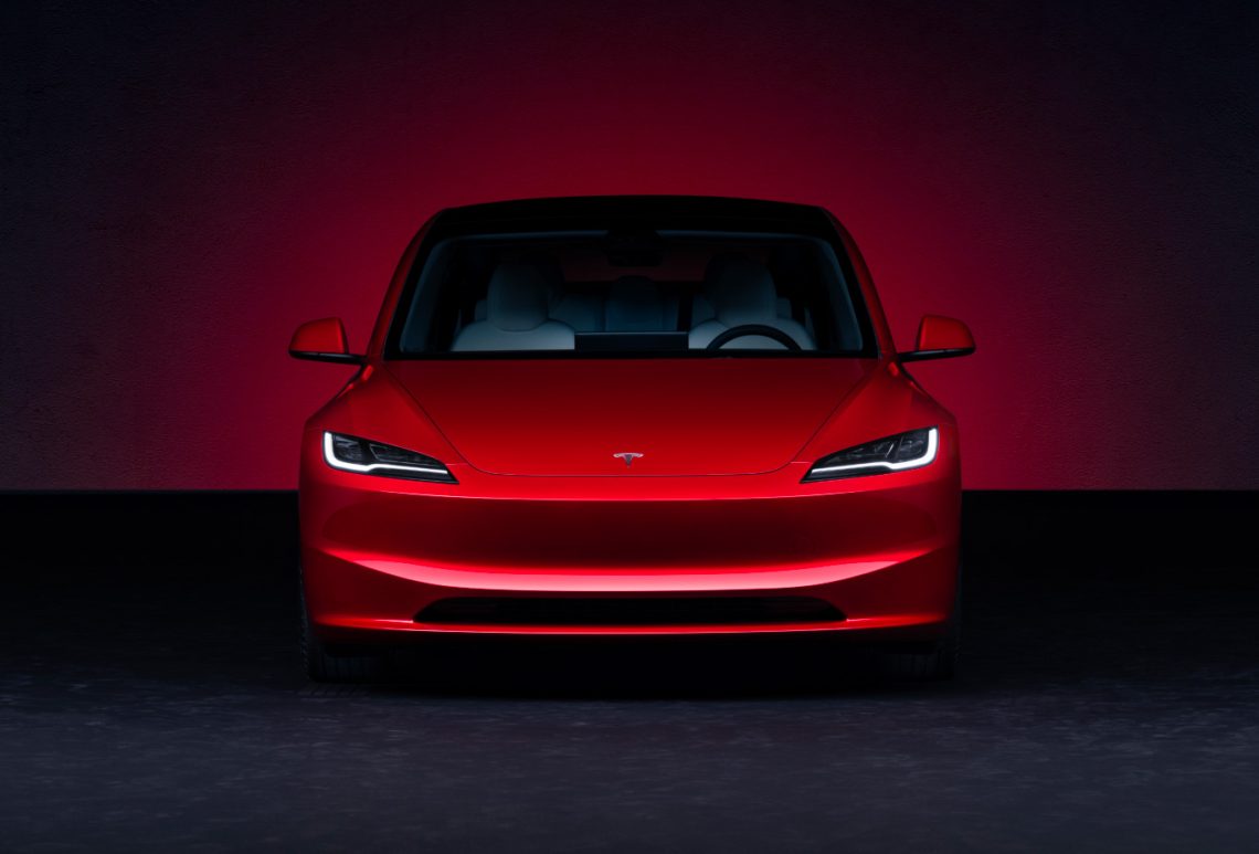 Tesla Model 3 Highland in Ultra Red von vorne.