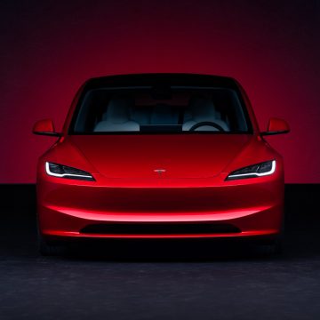 Tesla Model 3 Highland in Ultra Red von vorne.