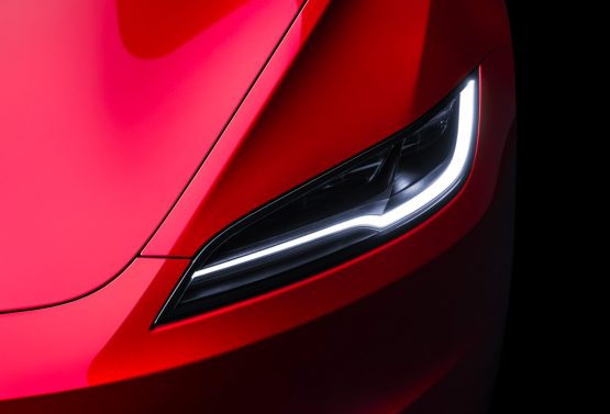 Scheinwerfer des Tesla Model 3 Highland in Ultra Red.