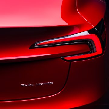 Heckleuchte des Tesla Model 3 Highland in Ultra Red.