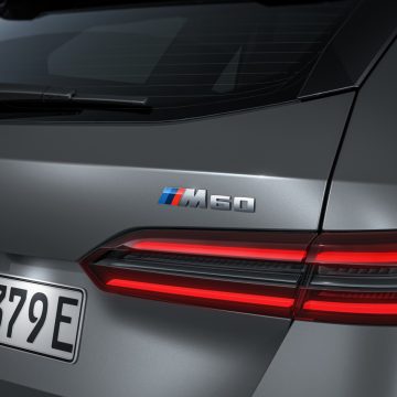 M60-Logo auf der Heckklappe des BMW i5 M60 xDrive Touring