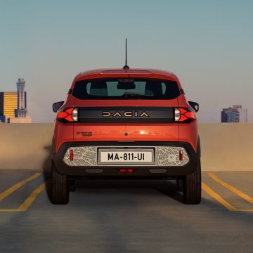 Dacia Spring Electric Facelift in Red Brick in der Heckansicht.