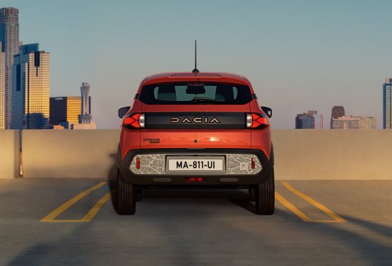 Dacia Spring Electric Facelift in Red Brick in der Heckansicht.