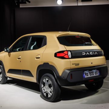 Dacia Spring Electric Facelift in Safari Beige von schräg hinten..