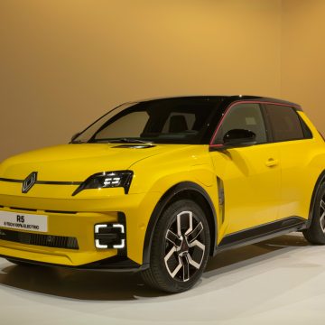 Renault 5 E-Tech Electric in gelb von schräg vorne.
