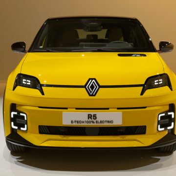 Renault 5 E-Tech Electric in Five Pop Yellow in der Frontansicht.