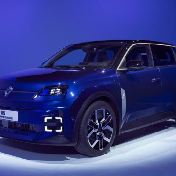 Renault 5 E-Tech Electric in dunkelblau von schräg vorne.