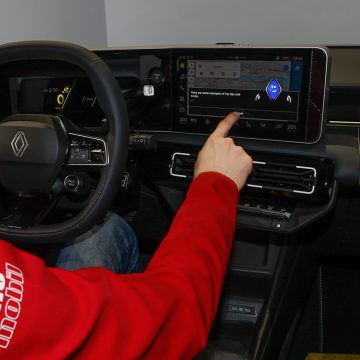 Infotainment-Bildschirm mit Reno-Avatar im Renault 5 E-Tech Electric