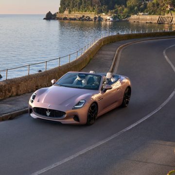 Maserati Grancabrio Folgore offen von schräg vorne bei der Fahrt