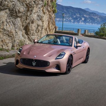 Maserati Grancabrio Folgore offen von schräg vorne bei der Fahrt