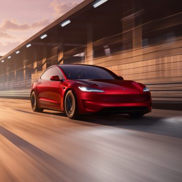 Tesla Model 3 Performance in Ultra Red von schräg vorne bei der Fahrt