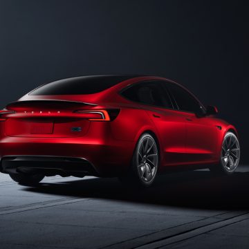 Tesla Model 3 Performance in Ultra Red von schräg hinten
