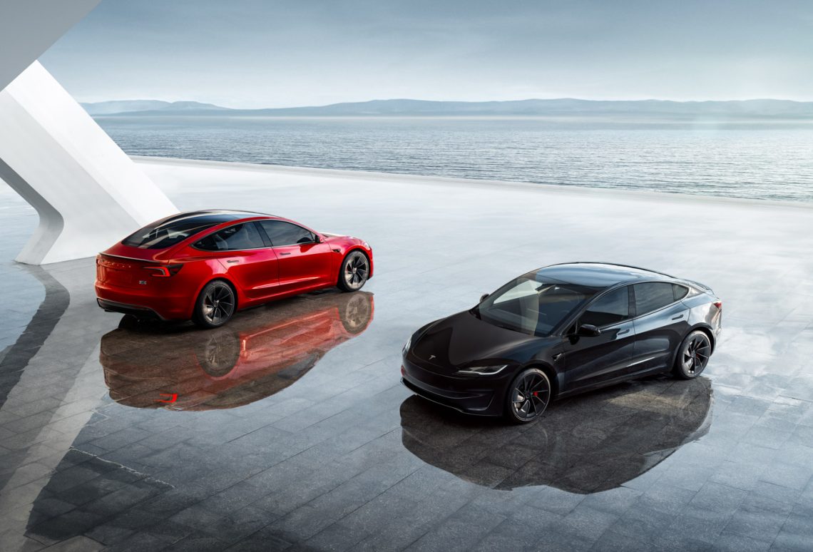 zwei Tesla Model 3 Performance in Ultra Red und Solid Black