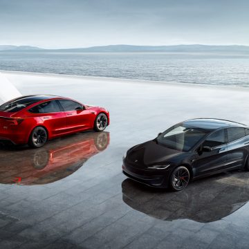 zwei Tesla Model 3 Performance in Ultra Red und Solid Black